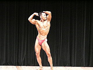 �k�C���{�f�B�[�r���_�[���̐{���F�O�|�[�Y�i�΁j